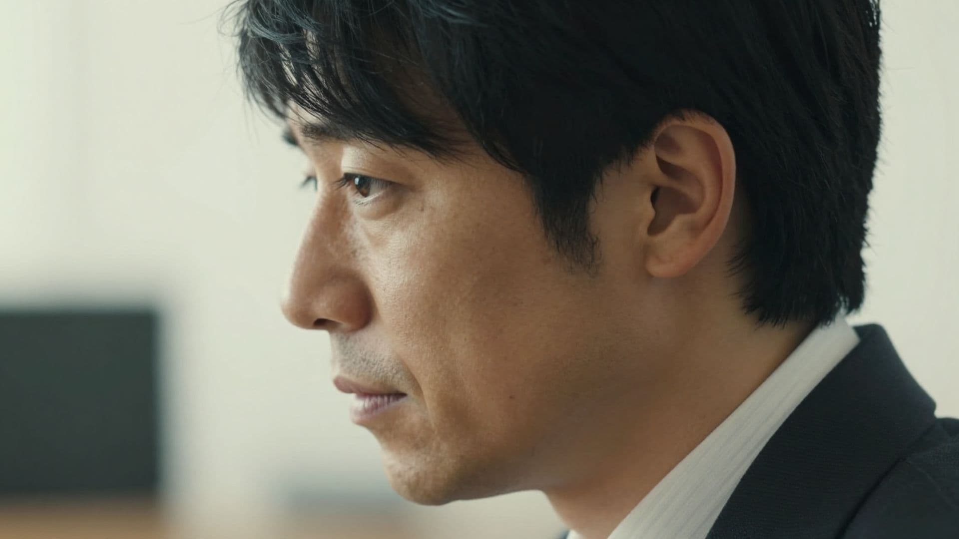 真剣な表情で話を聴く男性の横顔
