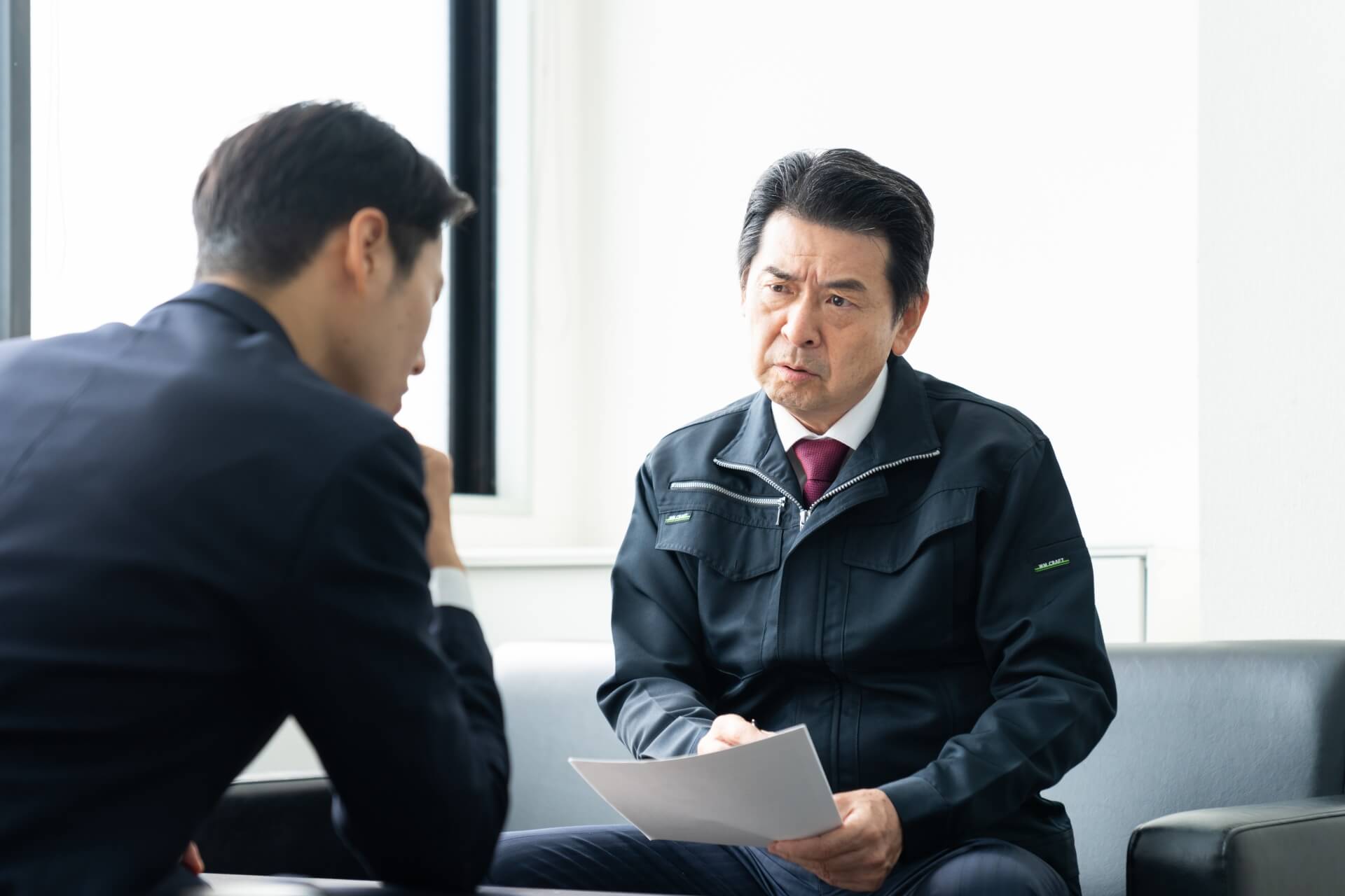 相談中のビジネスマン二人