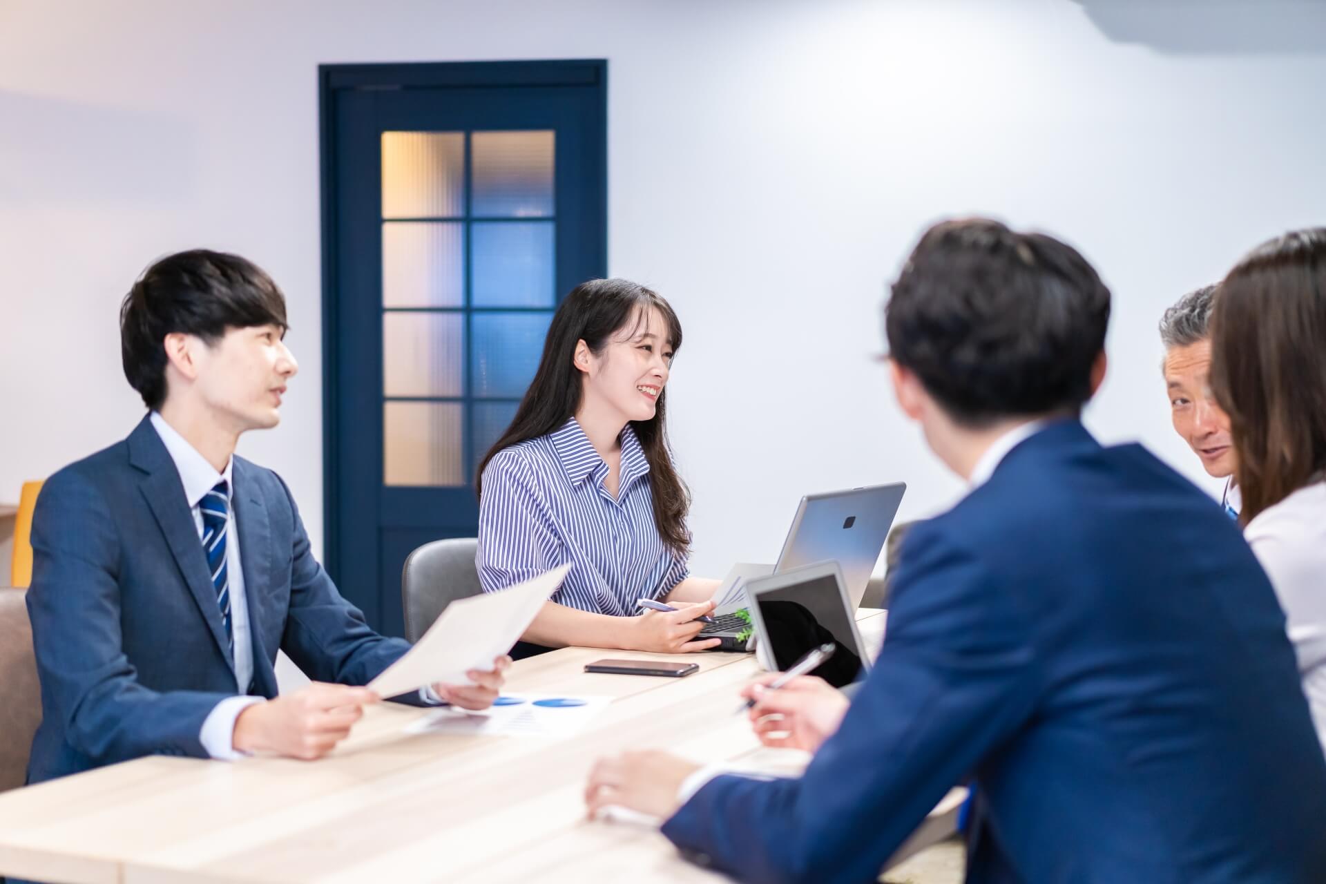 会議室で提案を聞くミーティング