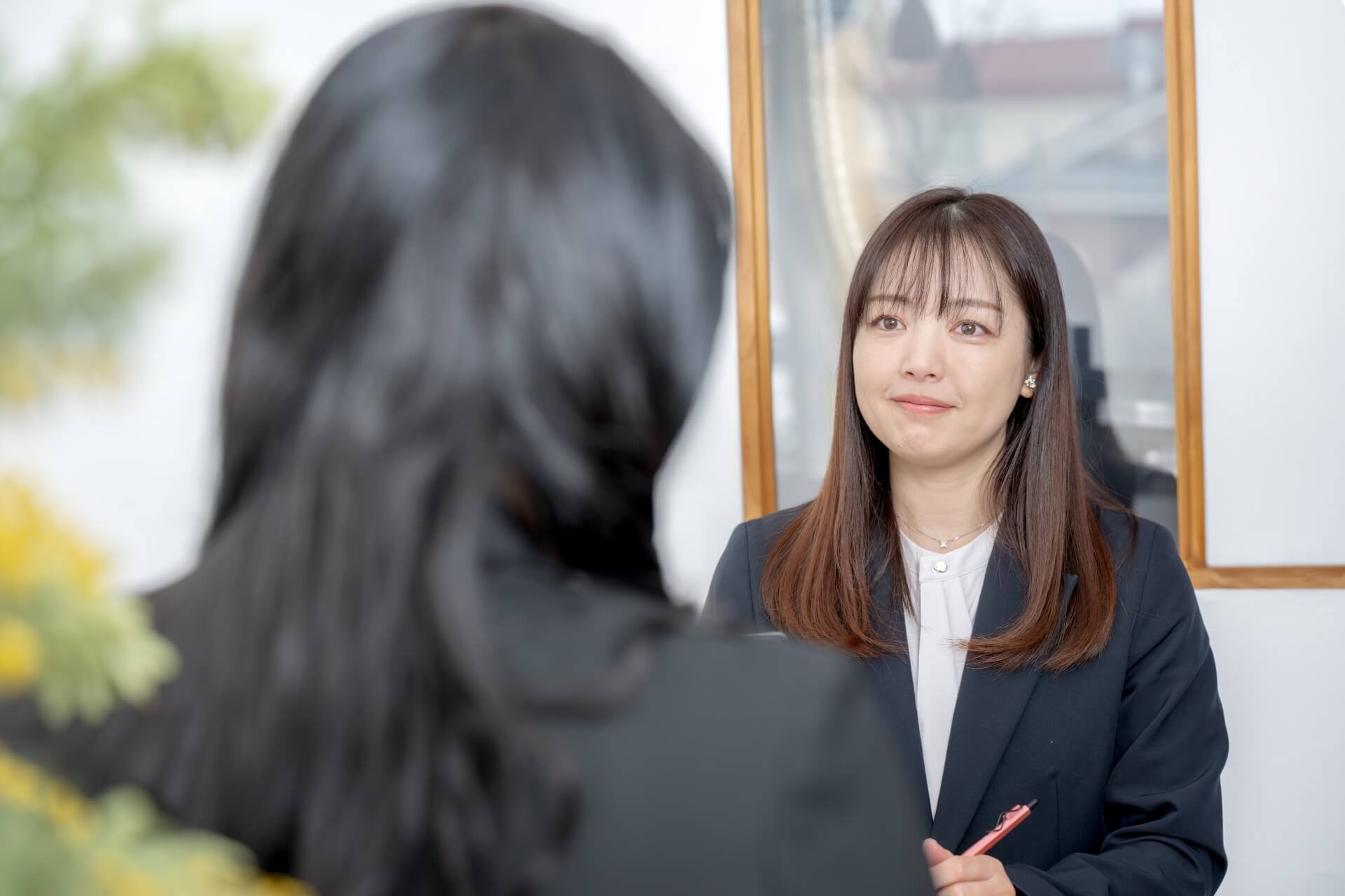 面接中に話を聞く女性