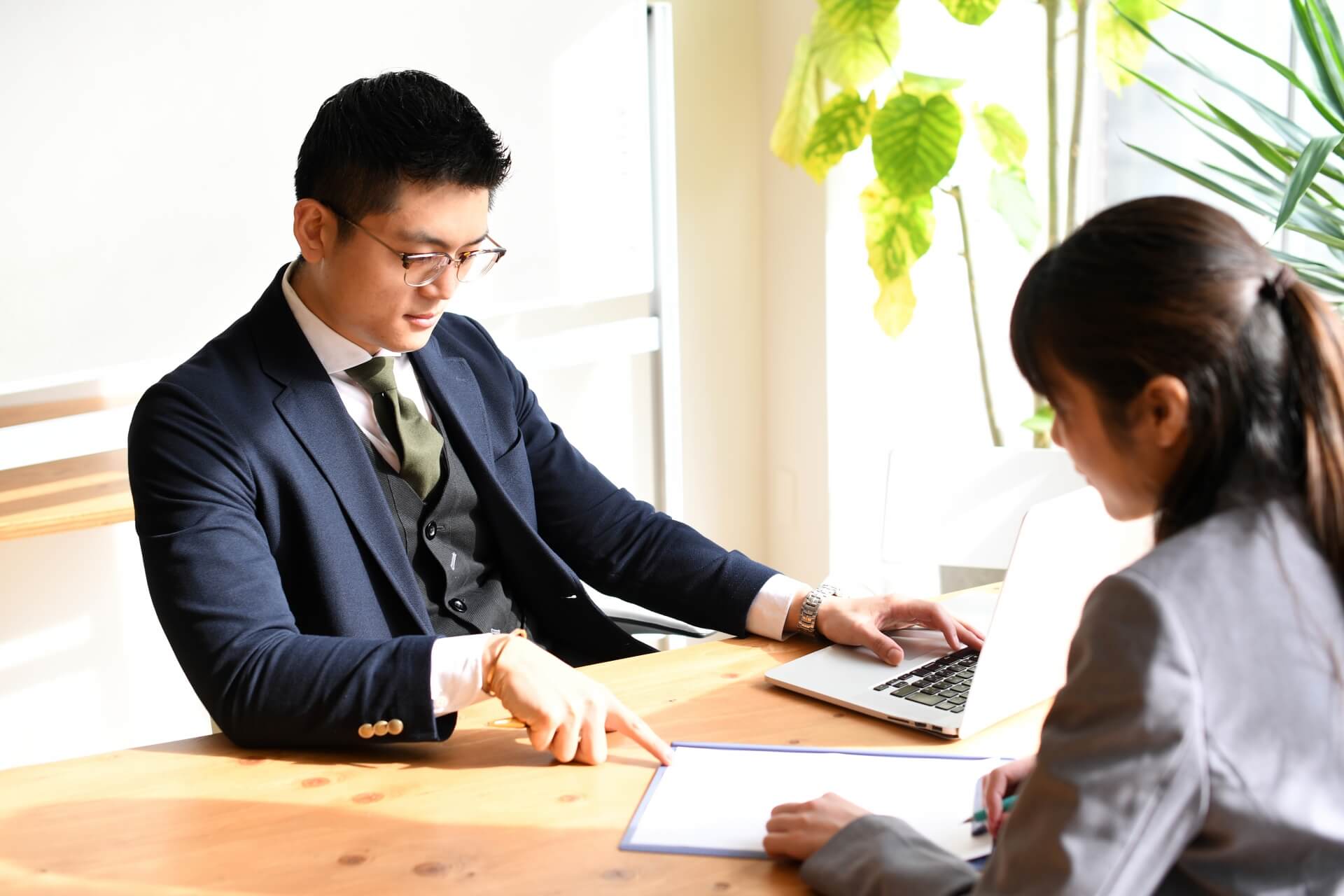 ビジネス会議で真剣に打ち合わせをする