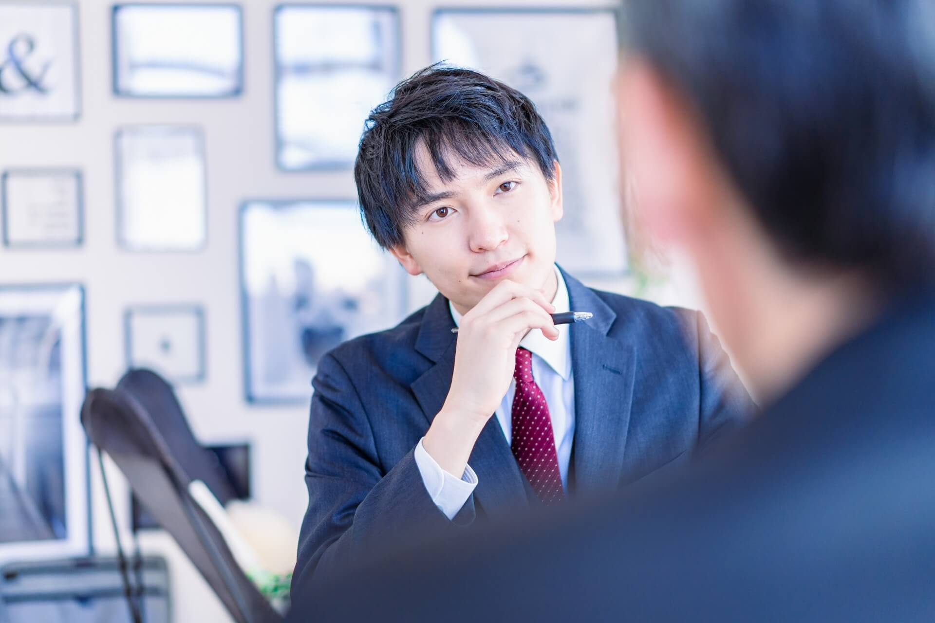 会議中に真剣に考えるビジネスマン