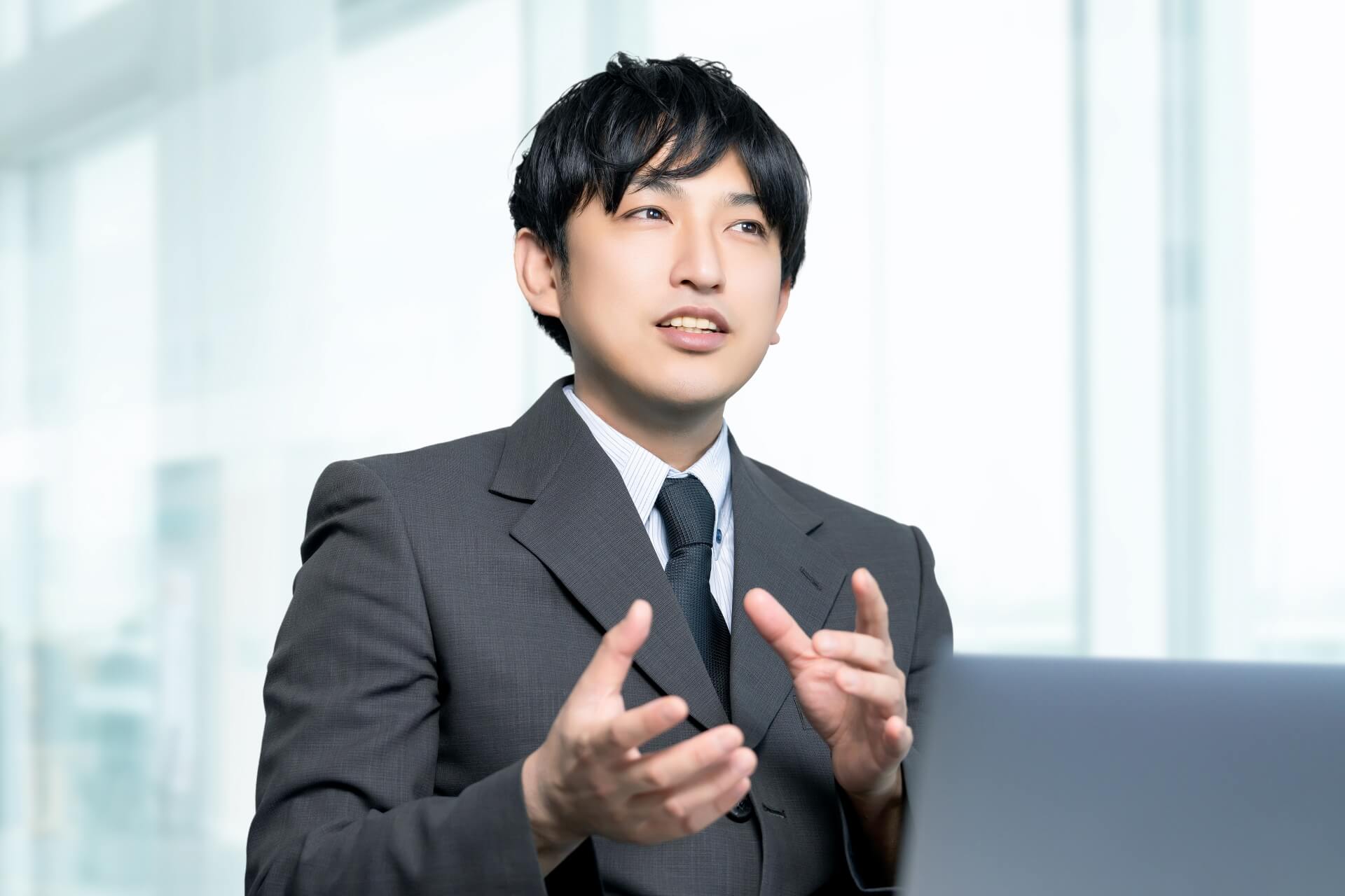 会議でプレゼンテーションを行う男性