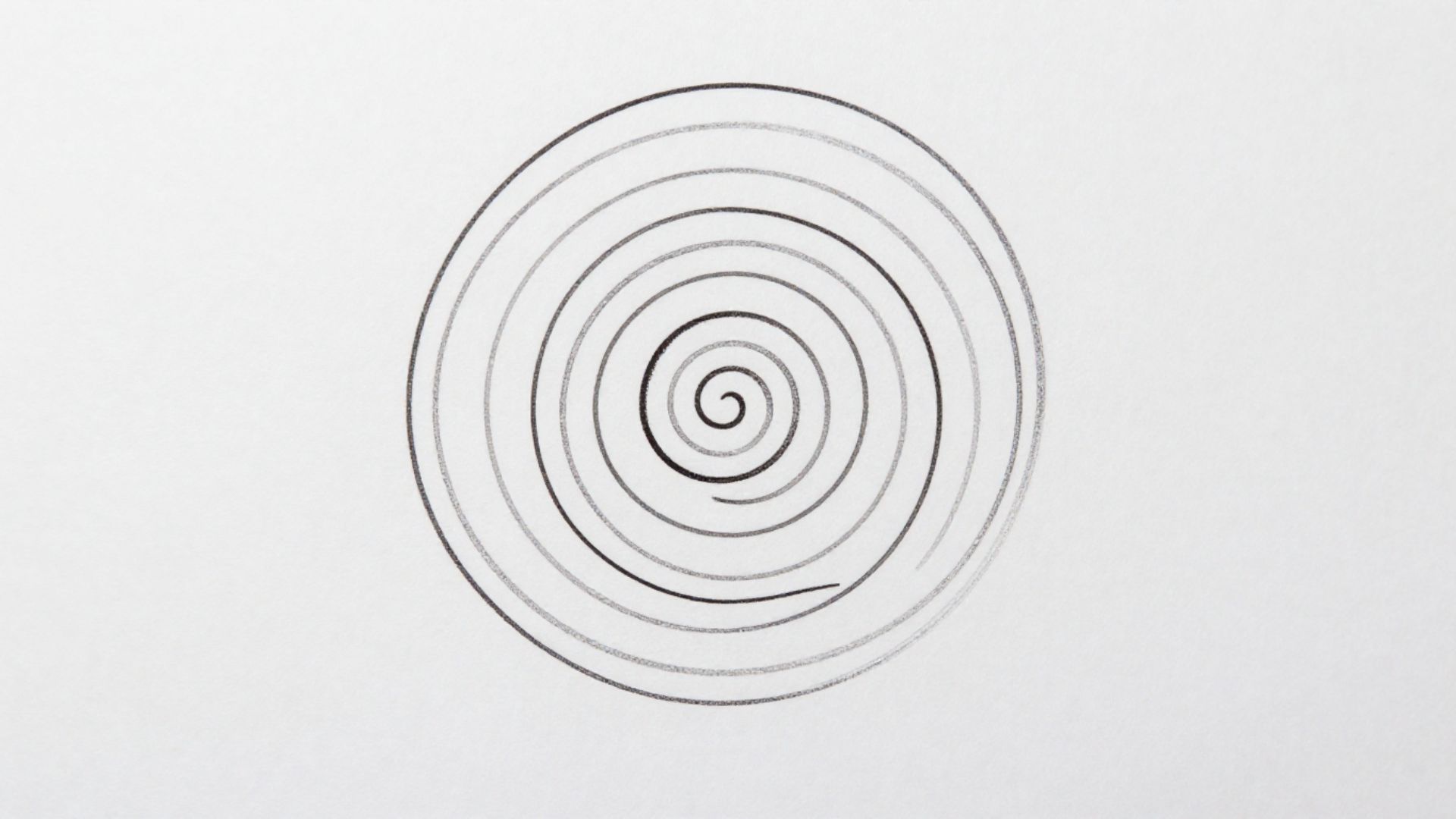 紙に描かれた渦巻き状の線