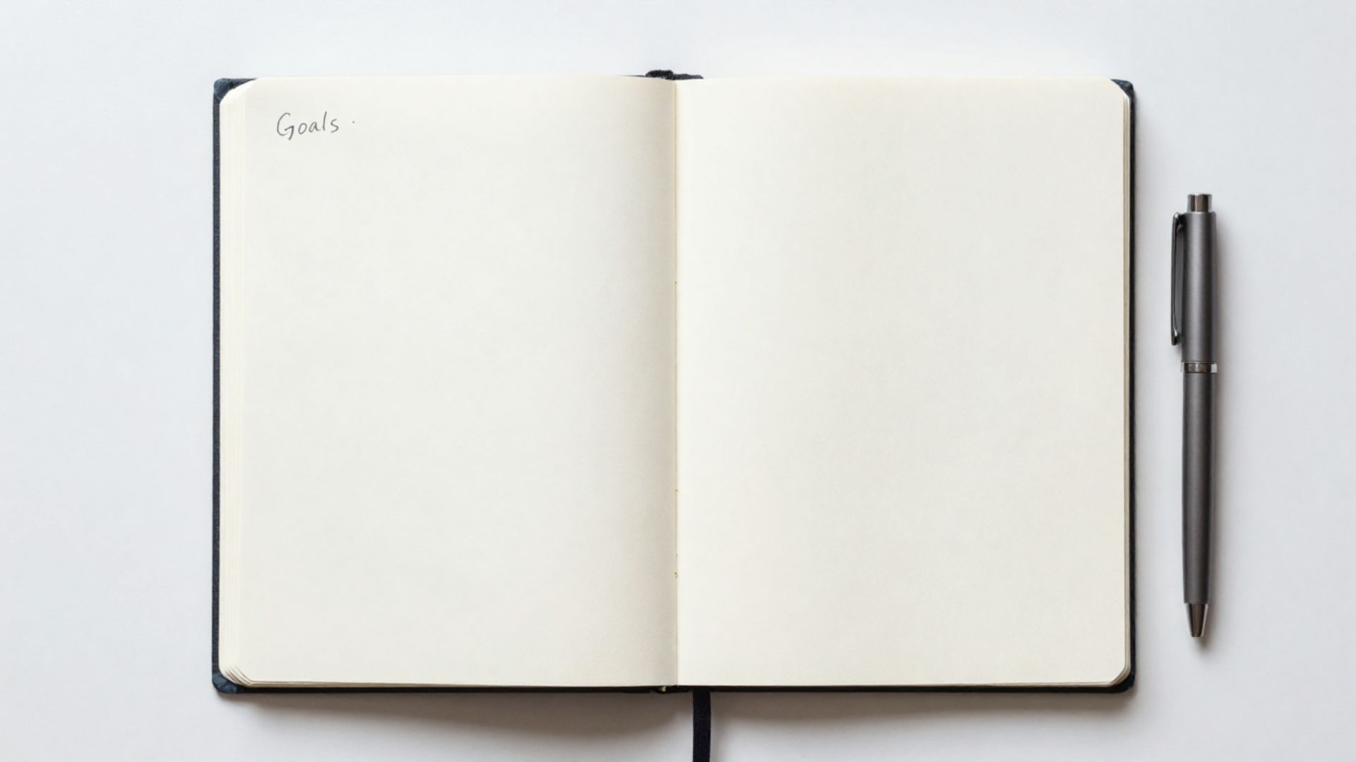 「Goals」とだけ書かれた白紙のノート